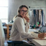 Власник бізнесу працює за ноутбуком в офісі — рішення про перехід з дешевого хостингу