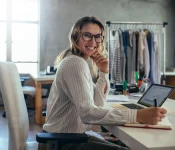 Власник бізнесу працює за ноутбуком в офісі — рішення про перехід з дешевого хостингу