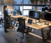 Бізнес-команда працює в офісі з комп’ютерами — стабільна робота сайту та запас ресурсів у хостингу