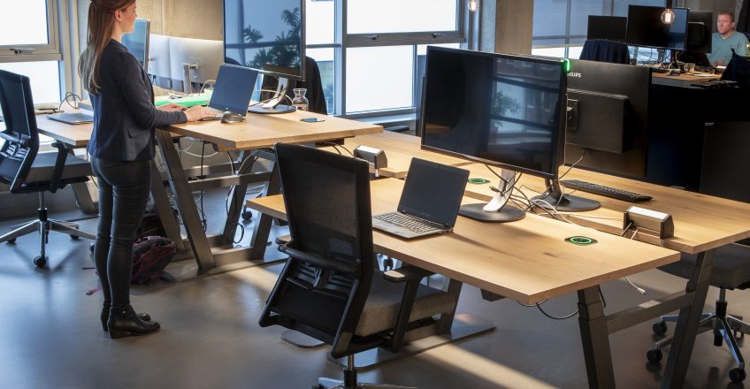 Бізнес-команда працює в офісі з комп’ютерами — стабільна робота сайту та запас ресурсів у хостингу