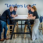 Команда технічної підтримки працює в офісі — швидка реакція та стабільність для бізнесу