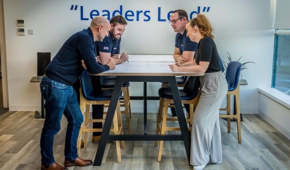 Команда технічної підтримки працює в офісі — швидка реакція та стабільність для бізнесу