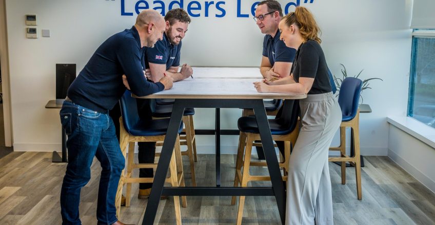 Команда технічної підтримки працює в офісі — швидка реакція та стабільність для бізнесу