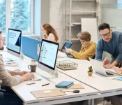 Команда веб-студії працює над клієнтськими сайтами в сучасному офісі